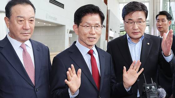 국민의힘 김문수 대선후보가 6일 아시아태평양경제협력체(APEC) 회의장인 경북 경주시 경주화백컨벤션센터에서 무소속 한덕수 대선 예비후보와의 단일화 압박에 반발하며 후보 일정 중단을 선언하고 있다. 김 후보 양 옆으로는 엄태영, 김대식 의원. 연합뉴스