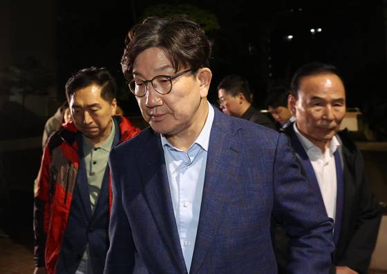 권성동 국민의힘 원내대표가 후보 단일화 문제로 당 지도부와 갈등을 겪고 있는 김문수 대통령 후보를 만나기 위해 6일 밤 서울 관악구 김 후보의 집 앞에서 김 후보를 기다리다 만나지 못하고 발걸음을 돌리고 있다. 뉴스1