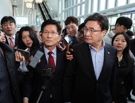 김문수 국민의힘 대선후보가 6일 오후 경주화백컨벤션센터에서 후보 일정 중단을 선언한 뒤 취재진에 둘러싸여 있다. 경북 지역을 방문 중이던 김 후보는 “당이 대선후보까지 끌어내리려 한다”며 “서울에 올라가 남은 현안에 대해 대책을 마련하겠다”고 말했다. [연합뉴스]