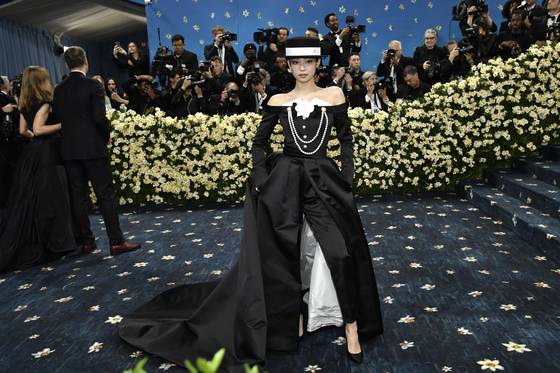 5일 뉴욕 메트 갈라에 등장한 제니. AP=연합뉴스