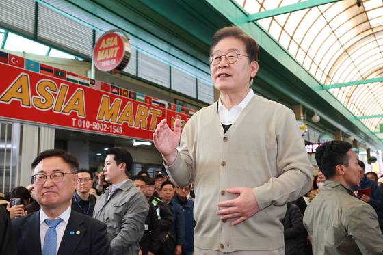 이재명 더불어민주당 대통령 후보가 골목골목 경청투어 이틀차를 맞은 6일 오전 충북 증평군 장뜰시장을 찾아 즉흥 연설을 하고 있다. 김성룡 기자