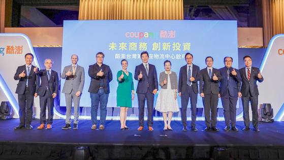 대만에서 열린 물류센터 개소식에 김범석 쿠팡Inc 의장과 왕메이화(王美花) 대만 경제부 장관이 참석했다. 사진 쿠팡