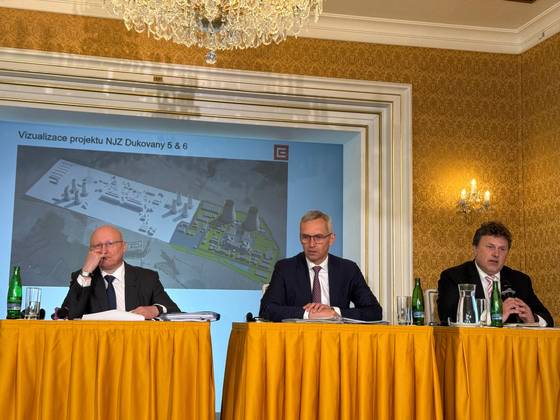 7일(현지시간) 체코 프라하 리히텐슈타인궁에서 체코전력공사(CEZ)가 두코바니 신규 원자력발전소 관련 기자회견을 하고 있다. 왼쪽부터 다니엘 베네시 체코전력공사(CEZ) 그룹 최고경영자(CEO), 토마시 플레스카치 CEZ 신사업본부장, 페테르 자보드스키 EDU II CEO. 프라하=임성빈 기자