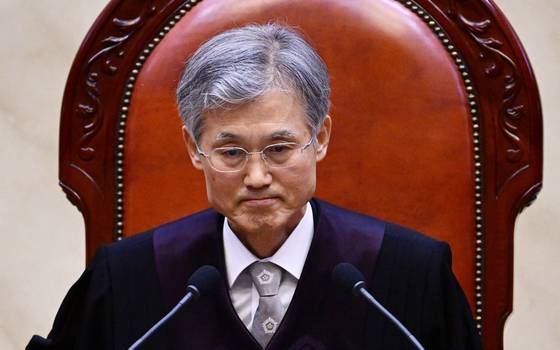 조희대 대법원장이 지난 1일 오후 서울 서초구 대법원 대법정에서 이재명 더불어민주당 대선 후보의 공직선거법 위반 사건 상고심 선고를 준비하며 입술을 다물고 있다. 사진공동취재단