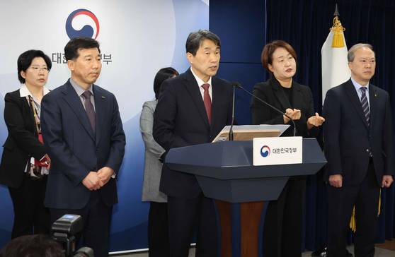 지난 3월7일 이주호 부총리 겸 교육부 장관이 의총협 회장단 양오봉 전북대 총장, 이해우 동아대 총장 그리고 이종태 의대협회 이사장이 학생 복귀 및 의대교육 정상화 관련 브리핑을 하고 있다. 연합뉴스