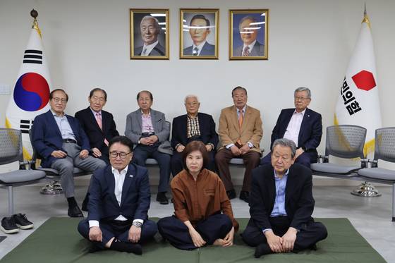 김무성 전 새누리당(국민의힘 전신) 대표를 비롯한 국민의힘 상임고문단이 7일 서울 여의도 당사에서 대선후보 단일화를 촉구하며 단식농성을 하고 있다.   앞줄 왼쪽부터 유준상 상임고문, 김미애 의원, 김무성 상임고문. 뒷줄 왼쪽부터 신경식, 김동욱, 김종하, 목요상, 권해옥, 유흥수 고문. 국민의힘 제공.