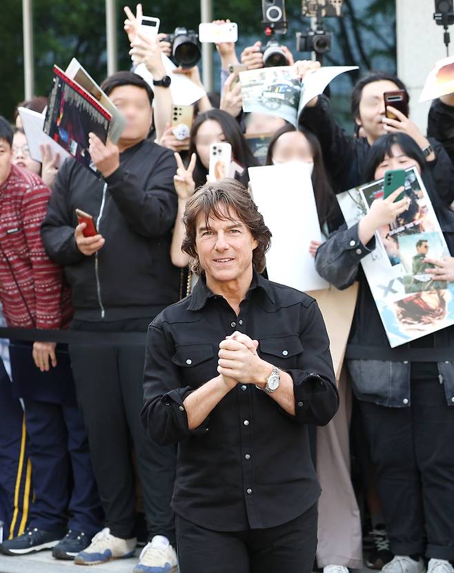 할리우드 배우 톰 크루즈가 ‘미션 임파서블: 파이널 레코닝’ 홍보를 위해 7일 오후 서울김포비즈니스항공센터(SGBAC)를 통해 내한해 인사를 하고 있다. 뉴스1