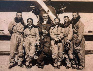 1924년 윈난육군항공학교 시절 권기옥(왼쪽에서 두번째). 혹독한 훈련을 거쳐 그해 7월 프랑스제 꼬드롱 쌍엽기를 몰고 단독비행에 성공하게 된다. [사진 숭의여자대학교]