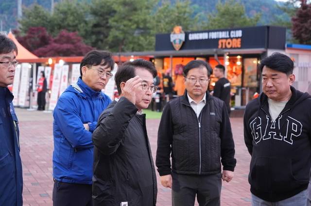 ▲ 김병지 대표이사의 사퇴를 촉구하는 현수막이 걸리자 강원FC는 3일 오후 경기를 관람하려던 육동한 춘천시장을 비롯한 시청 직원들의 경기장 출입비표의 반납을 요구, 출입을 금지했다. 육동한 시장이 경기장 밖에서 직원들과 얘기를 나누고 있다.