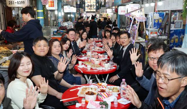 ▲ 정광열 강원도 경제부지사와 경제국 직원들이 최근 춘천 ‘후평 어울야시장’을 방문해 상인 격려 및 소비 촉진 캠페인을 펼쳤다.