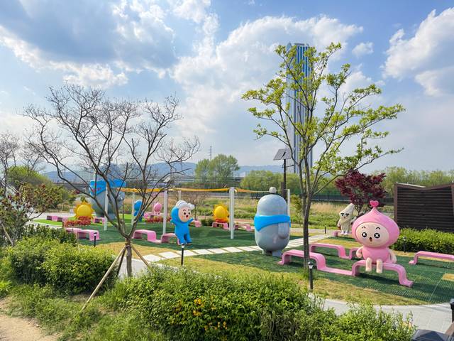 ▲ 동해시 전천 수변 공간 일부가 캐릭터 공원으로 새단장했다.