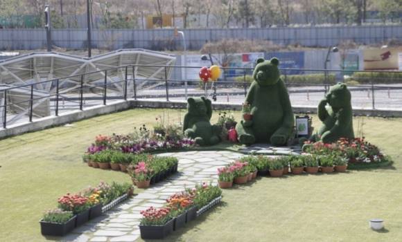 ▲ 서울식물원 안에 설치된 '곰 세 마리' 조형물 [서울식물원 홈페이지]