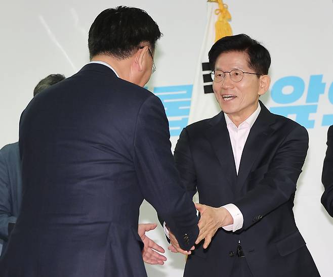 국민의힘 김문수 제21대 대통령 선거 경선 후보가 4월 30일 서울 여의도 대하빌딩 후보 캠프 사무실에 지지 선언을 위해 찾은 홍준표 전 대구시장 경선 캠프 소속 의원들을 맞이하고 있다. 사진=연합뉴스