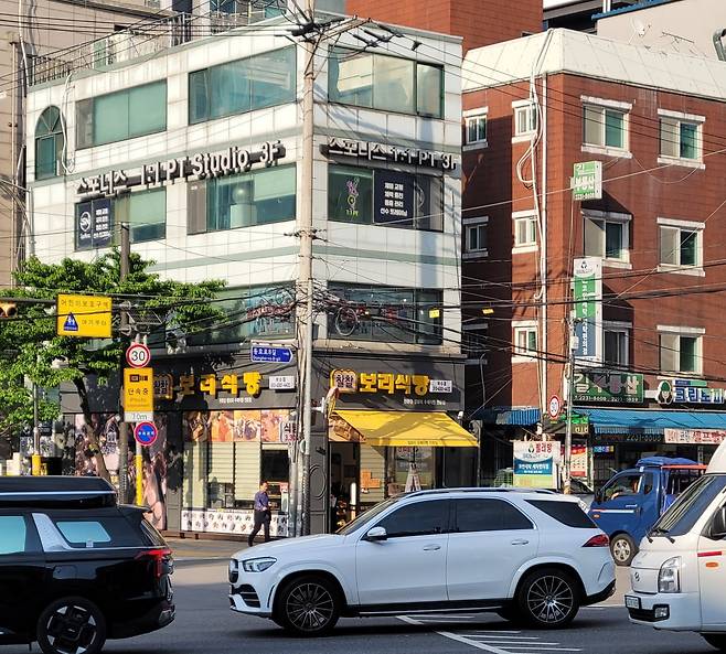 서울 약수역 사거리 인근 골목에 뒤엉킨 전선. 사진=중구 제공