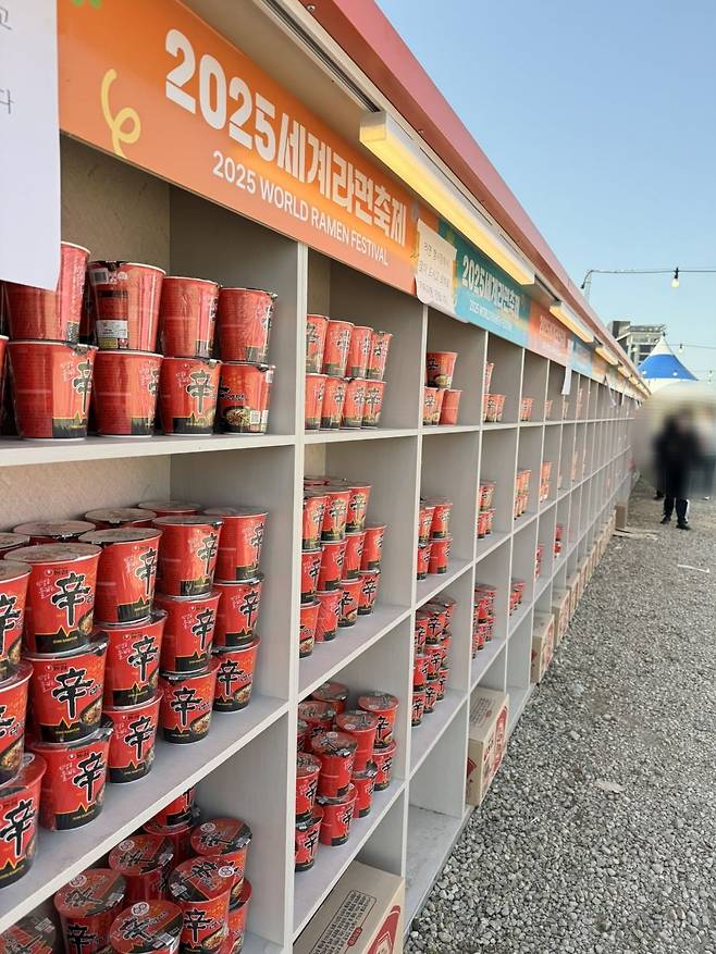 2025 세계라면축제에 농심 신라면이 진열된 모습. /사진=온라인커뮤니티 캡처