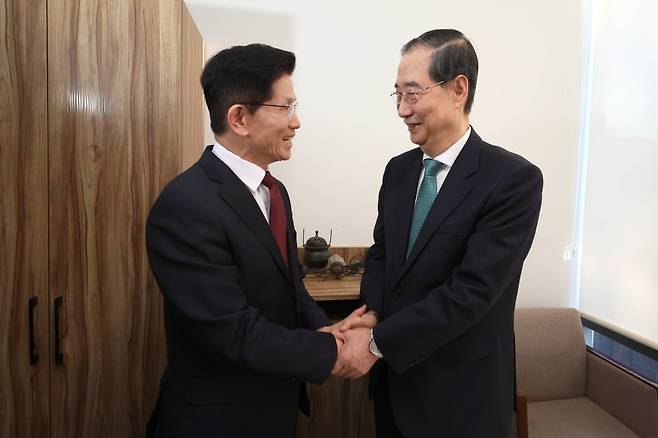 국민의힘 김문수 대선후보(왼쪽)와 무소속 한덕수 대선 예비후보가 7일 서울 종로구의 한 식당에서 후보 단일화 관련 회동을 하기 전 악수하고 있다. /사진=연합뉴스