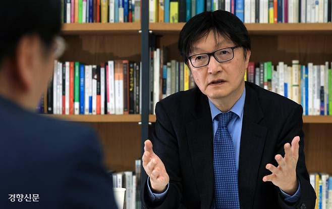 김흥종 전 대외경제정책연구원장이 지난달 30일 경향신문사 여적향에서 한·미 2+2 통상 협의 결과, 통상 정책 방향 등을 주제로 이야기하고 있다. 서성일 선임기자 centing@kyunghyang.com