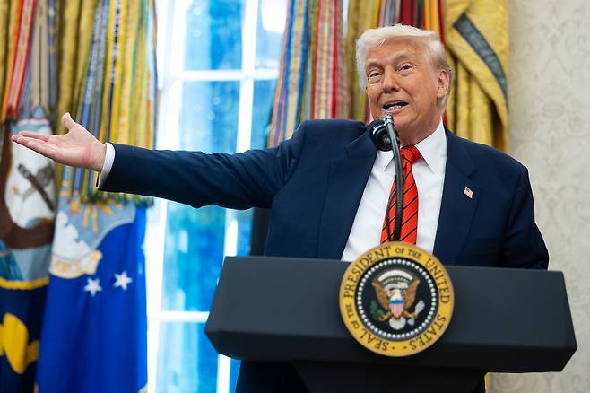 도널드 트럼프 미국 대통령이 6일(현지시간) 백악관 집무실에서 열린 스티브 위트코프 중동 특사 취임 선서식에 참석해서 발언하고 있다. EPA연합뉴스