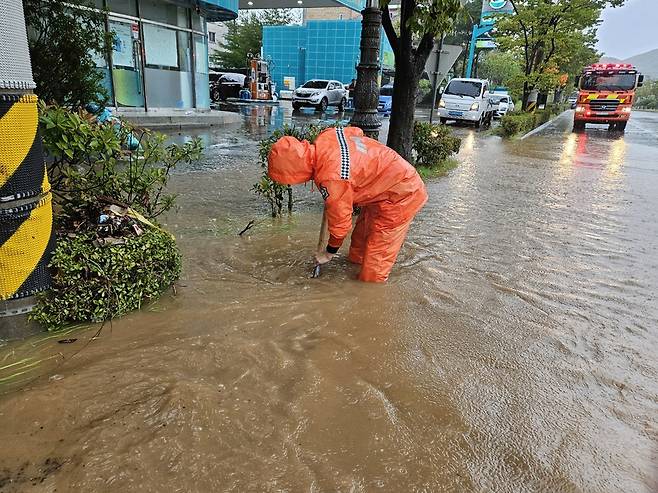 지난해 9월 경남 김해시 관동동에서 집중호우로 인해 도로가 침수돼 출동한 소방대원이 배수작업을 하고 있다. 소방청 제공