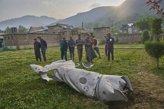 7일(현지시간) 인도령 잠무 카슈미르 지역에서 파키스탄군에 의해 격추된 것으로 보이는 전투기 잔해가 흩어져 있다. AP연합뉴스