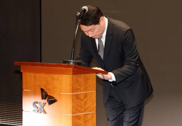 최태원 SK그룹 회장이 7일 서울 중구 SKT타워에서 열린 유심 정보 유출 관련 일일 브리핑에 참석, SK텔레콤에서 일어난 해킹 피해에 대해 고개 숙여 대국민 사과를 하고 있다. 공동취재