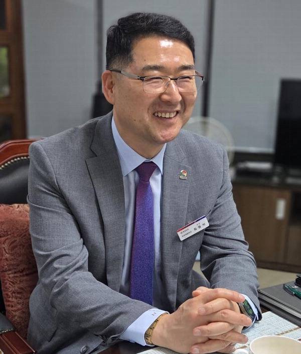 경남문화예술회관 최용석 관장이 예술회관 운영 방향을 설명하고 있다.