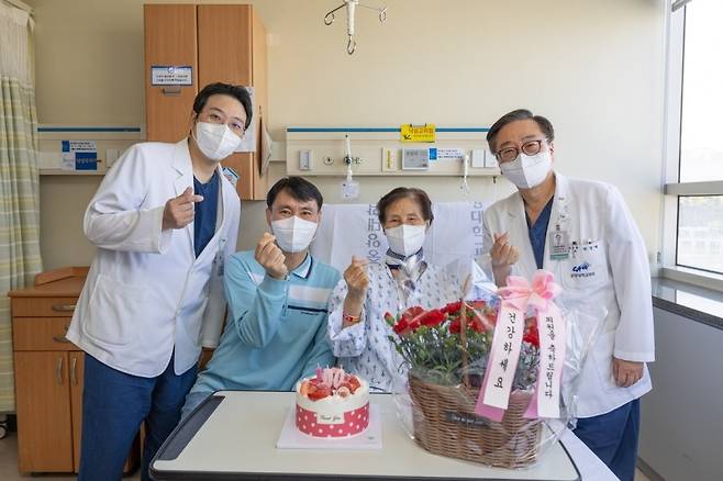 This photo distributed to the media by Chung-Ang University Hospital shows the mother (second from right) who received transplant of the liver donated by her son (third from right) posing for a photo with the medical staff. (Chung-Ang University Hospital)