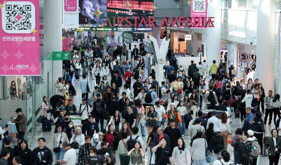 Travelers crowd Terminal 1 of Incheon International Airport on May 2, ahead of a four-day holiday. [NEWS1]