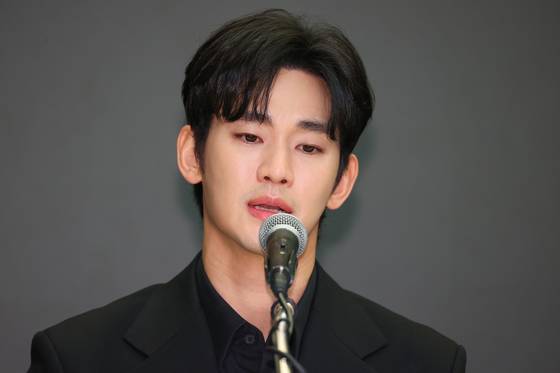 Actor Kim Soo-hyun makes a statement regarding his relationship with late actor Kim Sae-ron during a press conference held on March 31 in western Seoul. [YONHAP]