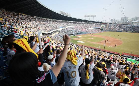 Fans cheer during a KBO League game between the Lotte Giants and the LG Twins at Jamsil Baseball Stadium in Songpa District, southern Seoul, on March 23. [NEWS1]