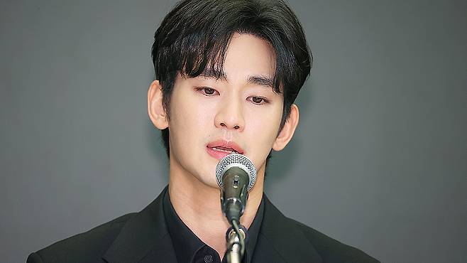 Actor Kim Soo-hyun speaks during a press conference held on March 31 denying allegations of dating late actor Kim Sae-ron when she was underage. [NEWS1]