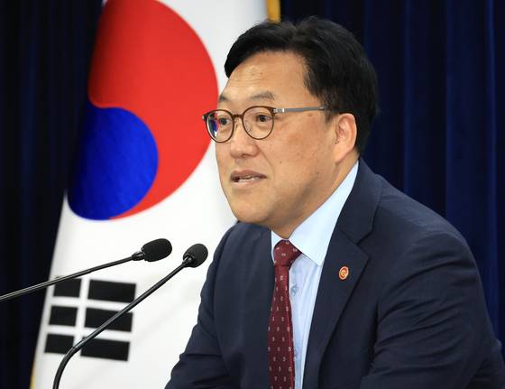 Financial Services Commission Chairman Kim Byung-hwan speaks during a press briefing at the Seoul Government Complex in Jongno District, central Seoul, on May 7. [YONHAP]