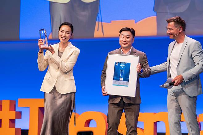 Kwak Hyun-young, left, vice president of global marketing strategy at Samsung SDI, receives the Smarter E Award on May 6 in Munich. [SAMSUNG SDI]