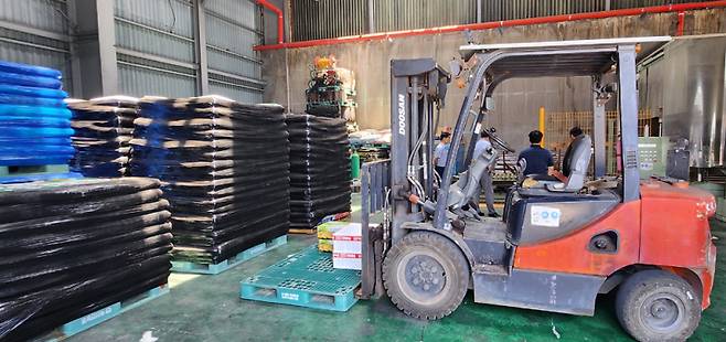 2022년부터 농가의 경영비 부담 경감을 위해 무기질비료를 구입하는 농업경영체를 대상으로 농협이 무기질비료 가격 인상분의 80%를 할인해 판매하고, 정부·지자체·농협이 사후 분담해 보조 지원하는 사업이다. /전남도