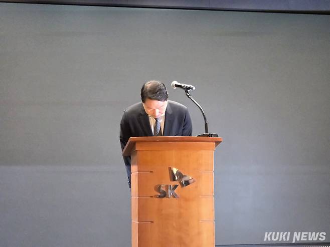 최태원 SK그룹 회장이 7일 서울 중구 SKT 본사에서 열린 SK텔레콤 해킹 사태 관련 일일 브리핑을 통 대국민 사과를 하고 있다. 정우진 기자