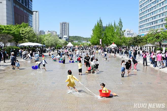 어린이들을 위한 ‘첨벙첨벙 물놀이터’가 함께한 부모들에게도 만족감을 선사했다. 안산시 제공&nbsp;