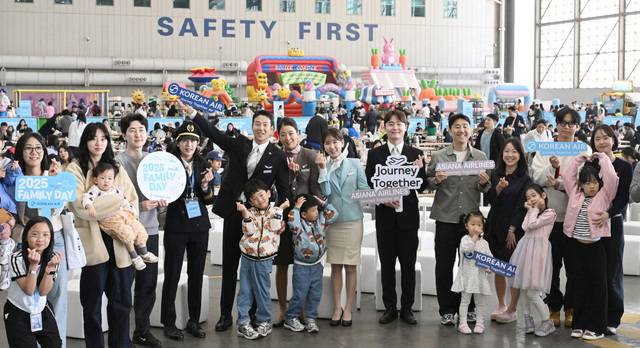 서울 강서구 대한항공 본사 격납고에서 지난 2일 열린 ‘2025 패밀리데이’에서 행사 참가자들이 환하게 웃고 있다. 대한항공이 아시아나항공 인수 후 처음 개최한 행사에는 양사 임직원과 가족들이 참가했다.