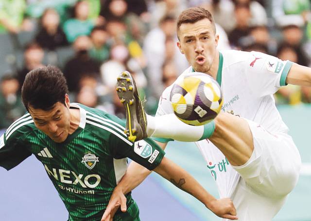 프로축구 K리그1 대전 하나시티즌의 안톤(오른쪽)이 6일 전북 전주월드컵경기장에서 열린 2025 K리그1 12라운드 경기에서 전북 현대의 김영빈과 볼 경합을 벌이고 있다. 연합뉴스