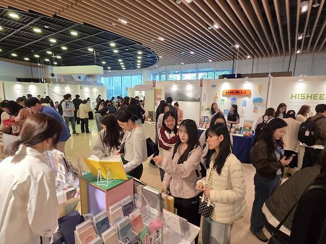 크리스천 페스티벌 ‘레디컬’ 참가자들이 6일 서울 서초구 사랑의교회 1층 로비에서 열린 크리스천 굿즈 팝업스토어 ‘텐트메이커스’ 부스를 둘러보고 있다.