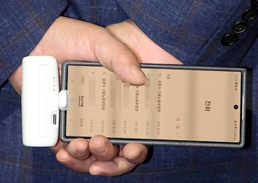 권성동 국민의힘 원내대표 6일 오후 서울 관악구 김문수 대선후보의 자택 앞에서 '한덕수 후보와의 단일화' 관련 논의를 위해 김 후보를 기다리고 있다. 권 원내대표의 통화 목록에 수차례 받지 않은 김 후보의 전화 목록이 포착됐다. 뉴시스