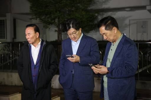 국민의힘 권성동(가운데) 원내대표와 박덕흠(왼쪽) 의원, 김기현 의원이 6일 오후 서울 관악구 김문수 대선 후보 자택 앞에서 '한덕수 후보와의 단일화' 관련 논의를 위해 김 후보를 기다리고 있다. 2025.05.06. kgb@newsis.com