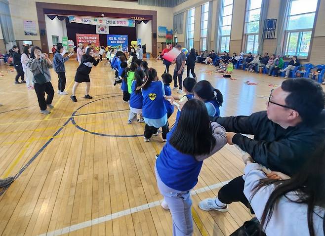 7일 장수 계남초교 체육관에서 열린 ‘세별 한마당운동회’에서 참가자들이 줄다리기를 하고 있다. 천천초등학교 제공.