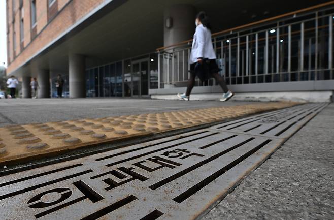 지난 3월 서울 한 의과대학에서 의료진이 이동하고 있다. 윤웅 기자