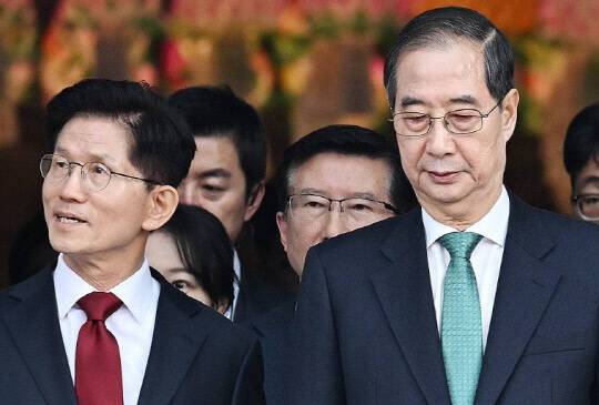 국민의힘 김문수 대선 후보(왼쪽)와 한덕수 전 국무총리. 연합뉴스