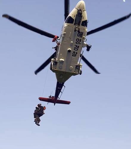 인천 옹진 해역에서 발생한 응급환자를 해경이 헬기를 급파해 구조작업을 벌이고 있다. 평택해양경찰서 제공