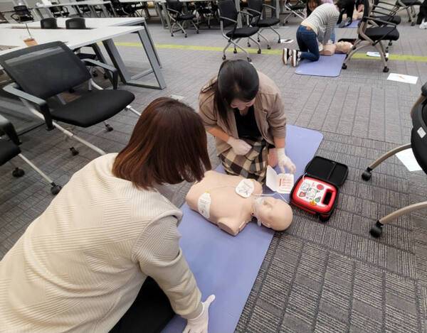 부천시의 한 행사장에 마련된 심폐소생술 부스에서 시민에게 자동심장충격기(AED) 사용법을 교육하고 있다. 부천시 제공