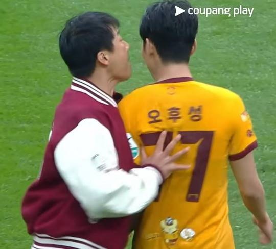 그라운드로 뛰어 들어와 오후성을 질책하며 밀치는 이정효 감독. 사진[연합뉴스]