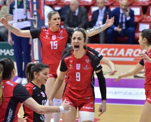 득점 후 기뻐하는 엘리사 자네티(중앙 9번 선수)