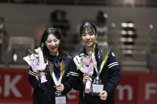 4일 SKT 사브르 그랑프리에서 여자부 우승한 전하영(오른쪽)과 준우승한 김정미