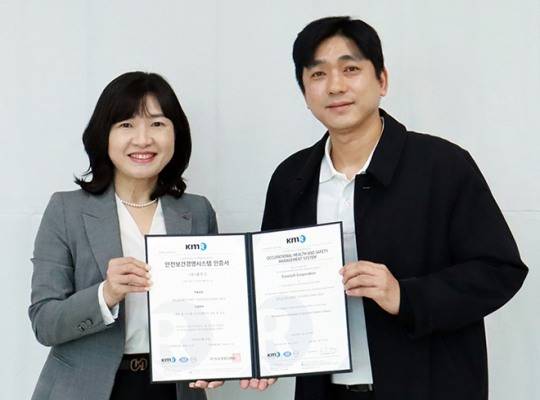 컴투스 김진우 업무지원실장(오른쪽)과 KMR 황은주 대표가 안전보건경영시스템 인증 수여식에서 기념촬영을 하고 있다. 사진 제공 : 컴투스